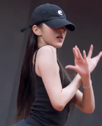 장원영 겨드랑이 검정 나시 청순한 미모