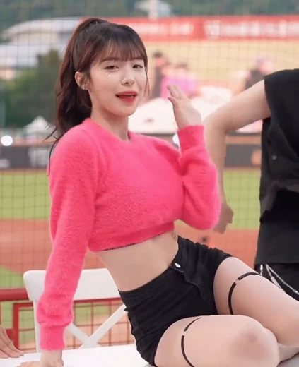 치어리더 이다혜 야벅지 핑크 앙고라 크롭니트