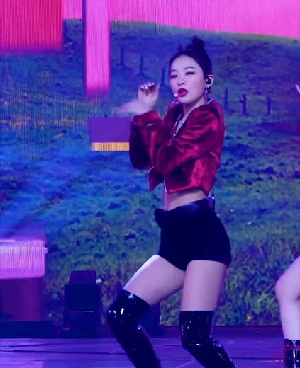 슬기 엉밑살 검정핫팬츠  롱부츠 엉덩이 내밀고 통통 튕기기