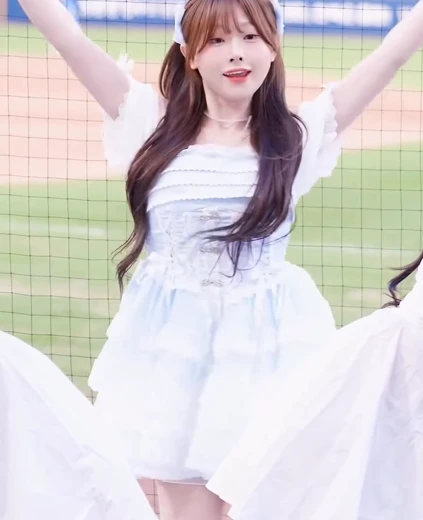 치어리더 김나연 허벅지 공주옷 입고 귀여운 표정
