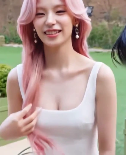있지 예지 가슴골 귀족 영애 같은 화이트 드레스 은근한 노출