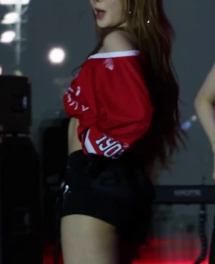 홍은채 엉벅지 빨간 크롭티 배꼽 검정 핫팬츠