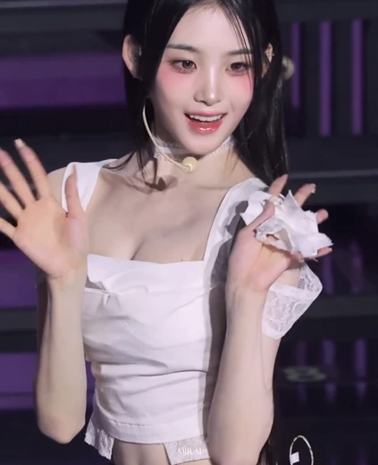 트리플에스 지연 윗슴골 흰 란제리룩 입고 몸 이리저리 돌리는 뒤태