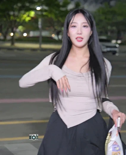 치어리더 서여진 가슴 봉긋 퇴근길 사복 아웃송 팬서비스