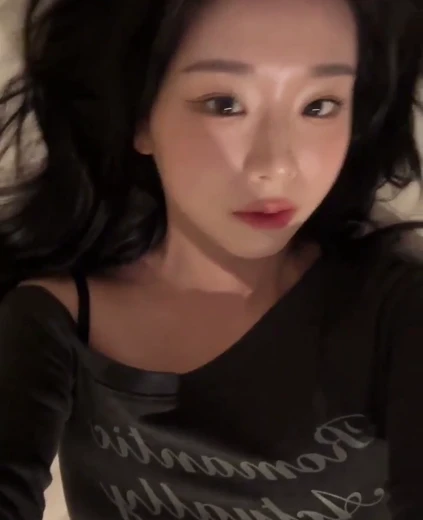 김채연 가슴봉긋 회색 원오프숄더티 침대에 누워 플러팅 ㄷㄷ