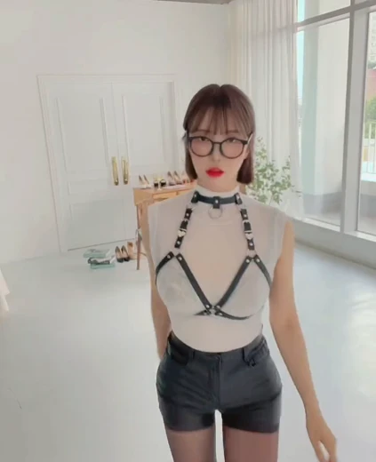겨우디 허벅지 진구 챌린지하는 흰 시스루티 위에 찬 하네스끈