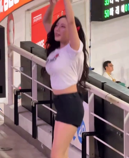 치어리더 김민서 허벅지 묵직한 흰티 가슴 드리블