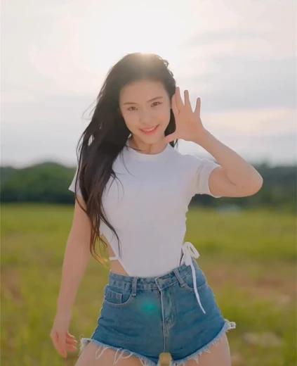 치어리더 이다혜 허벅지 흰 바디슈트 청반바지