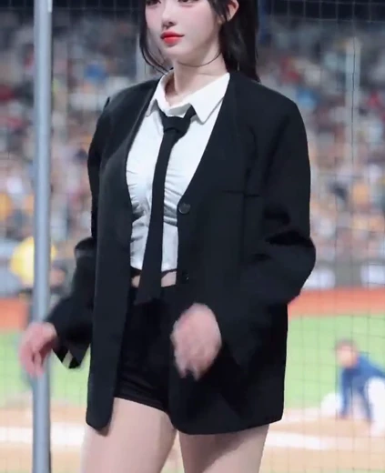 치어리더 권희원 가슴 봉긋 러브샷 주름 흰셔츠