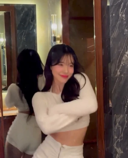 이다혜 골반  깜박이도 안키고 춤으로 유혹하는 거울속 뒷태