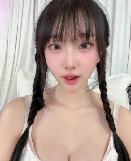 치어리더 이다연 가슴골 꽃무늬 나시입고 귀여운 표정