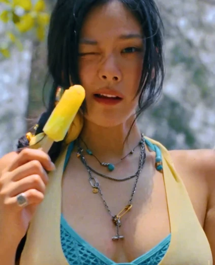 비비 가슴골 신곡 뮤비 속 하늘색 끈비키니