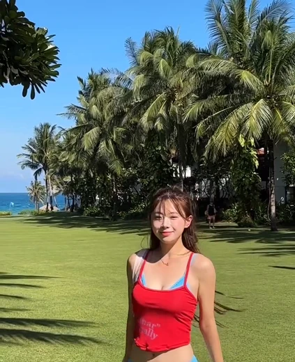 치어리더  김나연 엉덩이 턴하며 비키니 몸매 자랑