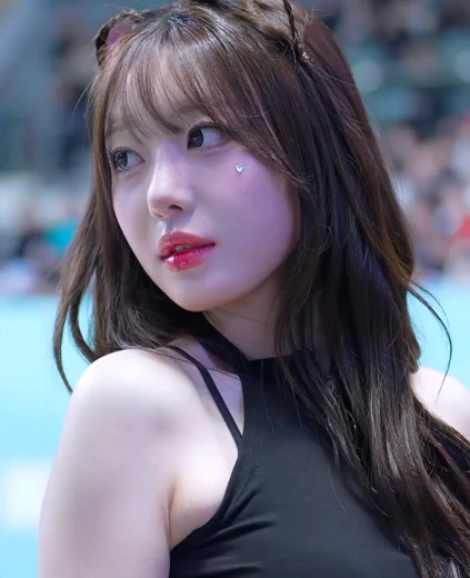 권희원 가슴 봉긋한  블랙 민소매 브라끈 미모