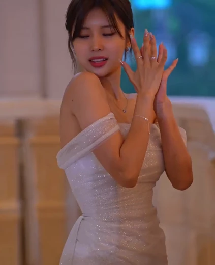 치어리더 전은비 가슴 봉긋 오프솔더 드레스