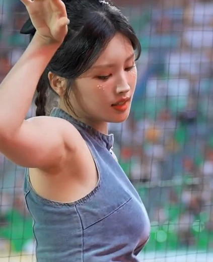 치어리더 김정원 야드랑이 홀터넥 크롭 민소매 가슴 봉긋