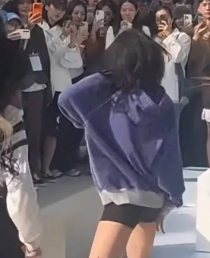 김채원 허벅지 거리 공연하는 검정 숏레깅스