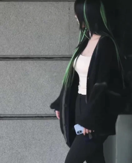 카리나 가슴 봉긋 퇴근 두번하는 검정 7부 바지 슬렉스 화난 엉덩이 라인