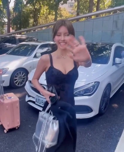 치어리더 전은비 가슴골 퇴근 의상 끈나시 시스루