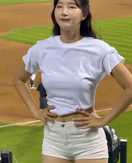치어리더 김진아 꿀벅지 당겨서 드러나는 가슴 볼륨