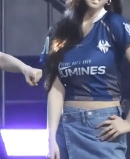 트리플에스 김채연 허벅지 파란 축구 유니폼 출렁이는 무빙
