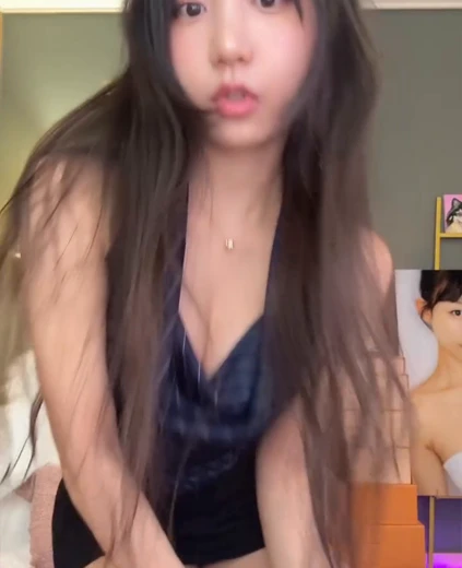표은지 허벅지 카메라 앞에서 숙이는 대각선 줄무늬 민소매