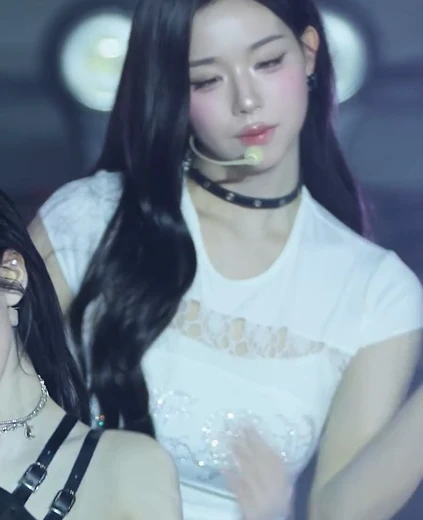 채연 가슴 은색 글씨 새겨진 흰 크롭티 묵직한 무빙