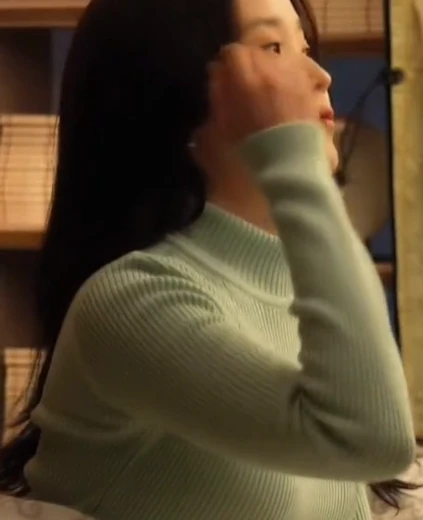 아이유 가슴 봉긋 민트색 골지 터틀넥 은근한 가슴라인