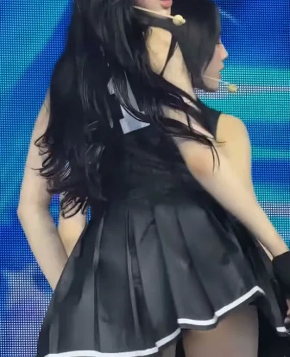 이안 엉밑살 뽀뽀 중독녀 검정 주름치마 뽀얀 엉벅지
