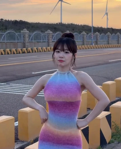 치어리더 이다혜 허벅지 무지개색 시원한 백리스 홀터넥