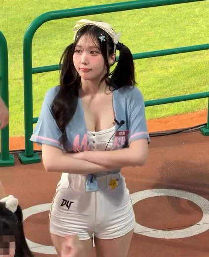 치어리더 김새별 골반 위에서 본 가슴골 핫팬츠 Y존
