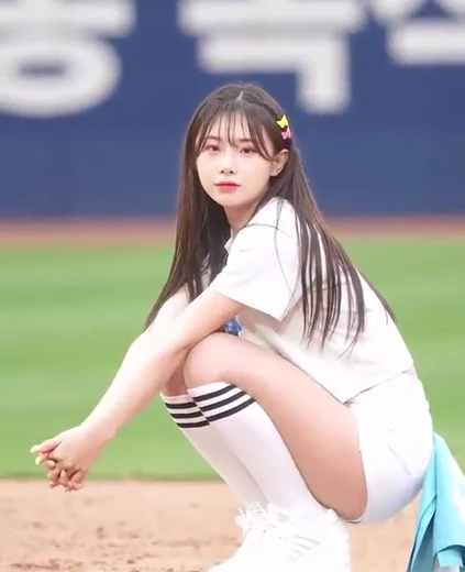 치어리더 김나연 허벅지 야구장 베이스에 쪼그리고 대기중
