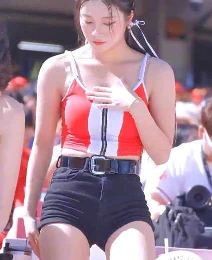 치어리더 유세빈 가슴골 사이 깊숙히 넣어서 땀 닦는중