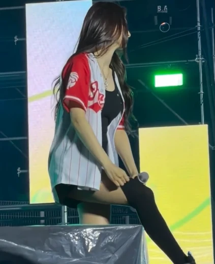 이나경 가슴 검정 니삭스 올리며 매끈한 허벅지 라인