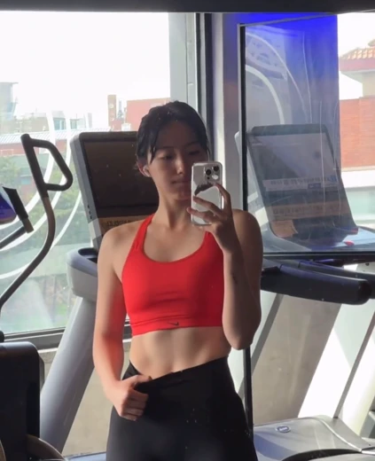 치어리더 하지원 가슴 봉긋 빨간 브라탑 레깅스 복근