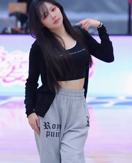 치어리더 강수경 가슴 사복 크롭탑 회색 트레이닝복 바지