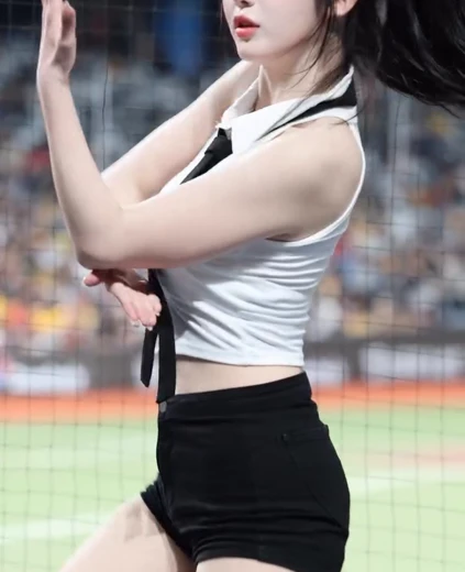 치어리어 권희원 꿀벅지 민소매 가슴 주름 흰셔츠