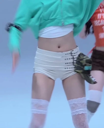 노윤아 배꼽 민트색 크롭티  흰 핫팬츠 Y존 야한 레이스 스타킹