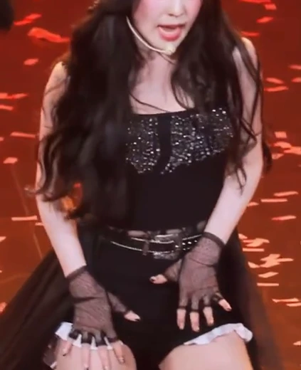 아이린 허벅지 흰 프릴 달린 검정핫팬츠