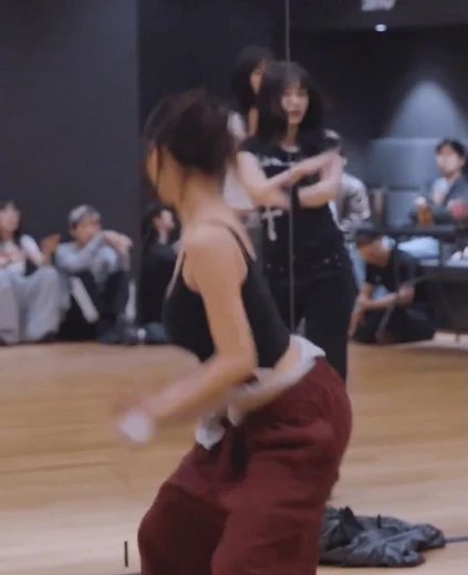 키오프 나띠 가슴골 연습실 베이지 검정 끈나시 찰랑이는 무빙