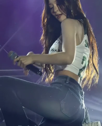 이나경 겨드랑이 흰 홀터넥탑 청바지 엉태