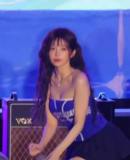 송하영 윗슴골 파란 오프숄더 의상 입고 일어서는 은근한 노출