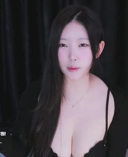 원이지라 가슴 하이레그 입은 검스 야벅지 검정 브라 가슴골