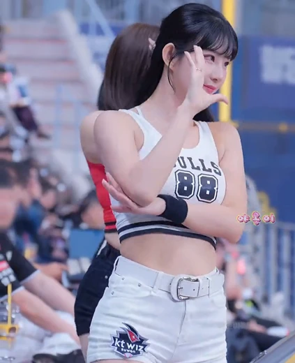 치어리더 김진아 엉벅지 아웃송 크롭 민소매 반바지 타이트한 몸매