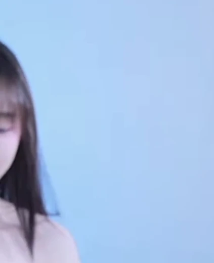 러아 가슴골 흰 튜브탑 팬티급 청핫팬츠