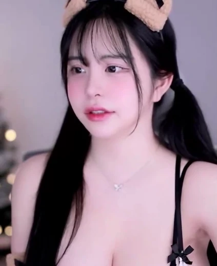 민가유 가슴 곰돌이귀 흰검 레이스 브라 정리하며 뭉클한 가슴골 노출