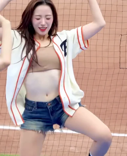 치어리더 하지원 가슴 봉긋 앞단추푼 유니폼속 브라탑