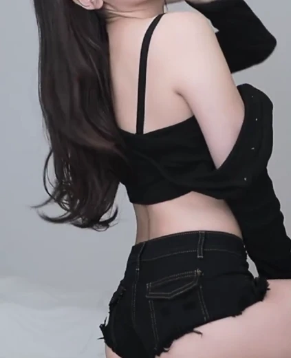 니코 허벅지 팬티급 검정핫팬츠 다리 한쪽 올리고 엉덩이 흔들