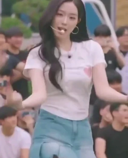 트리플에스 김채연 가슴 흰 반팔티 출렁거리는 빨간 하트