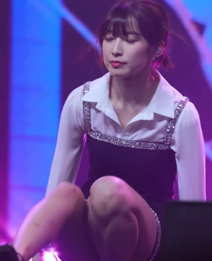 아린 허벅지 검정 미니원피스 입고 바닥에 앉는 살짝 보이는 흰색